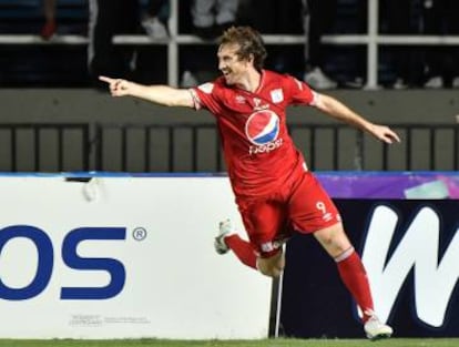 Fernando Aristeguieta celebra un gol con el América de Cali.