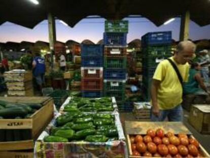 Un hombre camina en el mercado de abastos Ceasa, el segundo mayor de América Latina, en Río de Janeiro (Brasil). EFE/Archivo