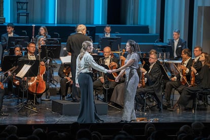 Elsa Dreisig (Sifare), Sara Blanch (Aspasia) ve Adam Fischer yönetimindeki Salzburg Mozarteum Orkestrası, Pazartesi akşamı Haus für Mozart'ta 'Mitridate, re di Ponto'nun yarı sahnelenmiş versiyonunda sahne alacak.