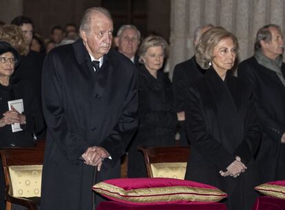 Los reyes eméritos, Juan Carlos y Sofía. La hermana del Rey emérito Pilar de Borbón falleció el pasado 8 de enero a los 83 años.