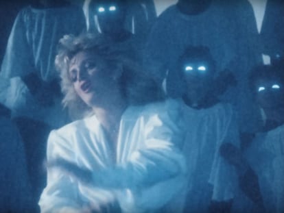 Fotograma del videoclip 'Total Eclipse of the Heart', con el reconocible coro de adolescentes con ojos que brillan en la oscuridad.
