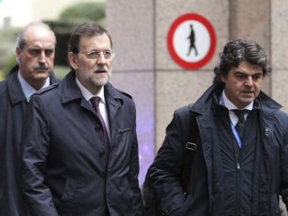 Mariano Rajoy y  el director del Gabinete de Presidencia del Gobierno, Jorge Moragas, a su llegada al Consejo Europeo.