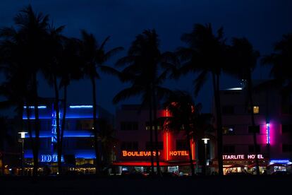 Edificios art-deco en South Beach de noche.