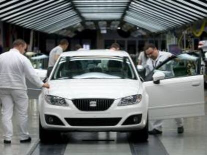 Varios operarios de la factoría automovilística Seat trabajan en la cadena de montaje. EFE/Archivo