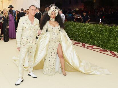 Cardi B., fenómeno social de 2017, con Jeremy Scott vestida por Moschino.