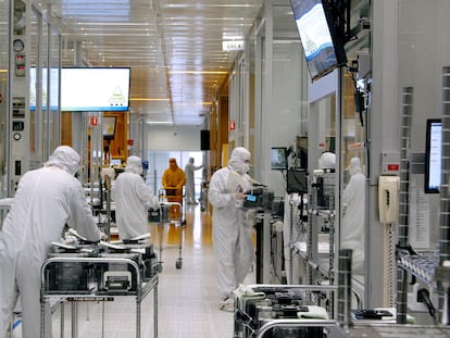 Trabajadores de SkyWater Technology en un laboratorio de la compañía de chips en Bloomington, Minnesota.