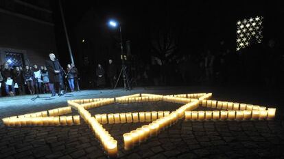 Una estrella de David formada con velas anoche en Ulm.