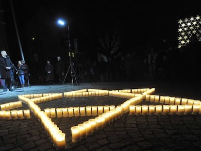 Una estrella de David formada con velas anoche en Ulm.