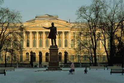 Estatua del poeta Alexander Pushkin en la plaza de las Artes, frente al Museo Ruso, en San Petersburgo.