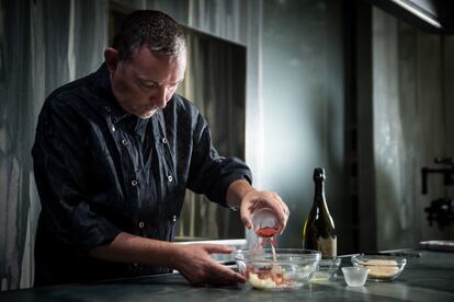 El chef Albert Adrià elaborando los aperitivos para su proyecto Contrastes con la bodega Dom Pérignon.