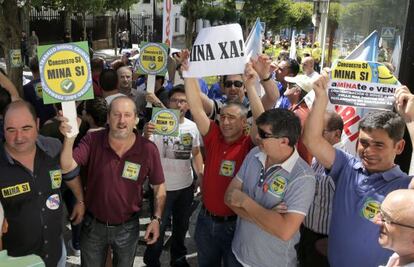Partidarios de la mina ayer en Santiago