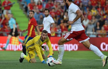 El mediocampista de Georgia Tornike Okriashvili patea la pelota para anotar más allá del portero español David de Gea durante la EURO 2016 de fútbol amistoso partido España vs Georgia.