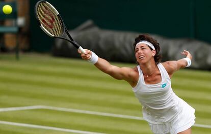 Carla Suárez, durante el partido contra Davis en Wimbledon.