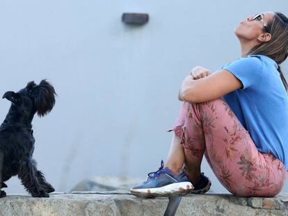 La escritora y exbaloncestista, Amaya Valdemoro, junto a su perro Trece en un parque de Alcobendas este martes.