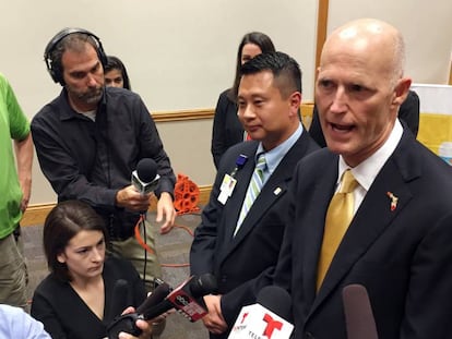 O governador da Florida, Rick Scott, em entrevista à imprensa.