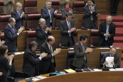 Los diputados del PP aplauden al presidente del Gobierno valenciano, Alberto Fabra.