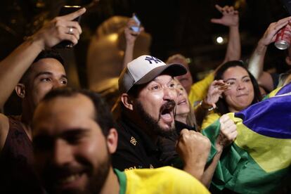 Un seguidor de Bolsonaro celebra la victòria del seu candidat a Rio de Janeiro.