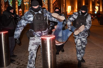 Policías del cuerpo antidisturbios detienen a un hombre en las protestas en contra de la guerra la noche del miércoles en Moscú.