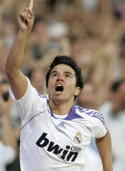 Saviola celebra su gol