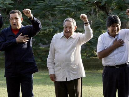 De izquierda a derecha, los presidentes Daniel Ortega (Nicaragua), Hugo Chávez (Venezuela), Raúl Castro (Cuba) y Evo Morales (Bolivia).