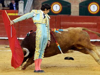 Con este pase cambiado por la espalda comenzó la faena Castella al sexto toro.