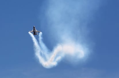 El avión de combate F-16 del escuadrón de Sherdils (corazón del león) de la fuerza aérea de Paquistán (PAF) vuela durante las celebraciones del día de Paquistán, en la playa de Clifton, Karachi, Paquistán.