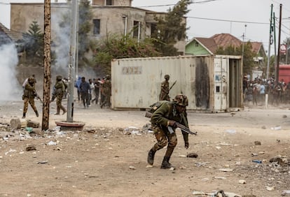Un soldado congoleño en un momento de las protestas, en Goma, el martes.