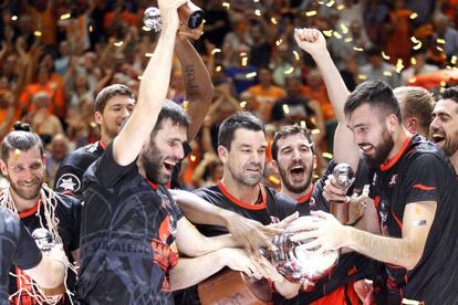 Los jugadores del Valencia Basket celebran con la copa el título de campeones de la Liga ACB tras imponerse en el cuarto partido al Real Madrid esta noche en el pabellón de la Fuente de San Luis de Valencia.