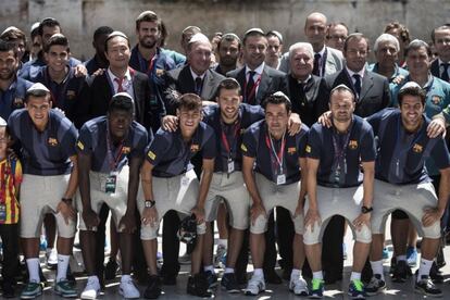 La plantilla y los directivos del Barça posan frente al Muro de las Lamentaciones.