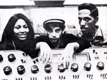 Tina Turner, Phil Spector e Ike Turner tras una mesa de mezclas.