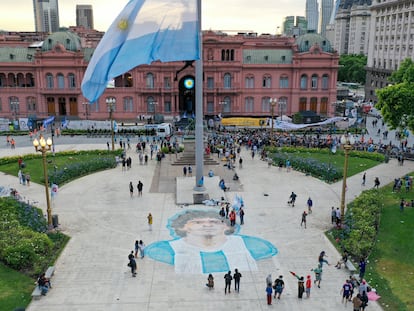 Aficionados al fútbol se alinean para ver el féretro de Diego Maradona en el palacio presidencial en Buenos Aires, Argentina, el 26 de noviembre de 2020.