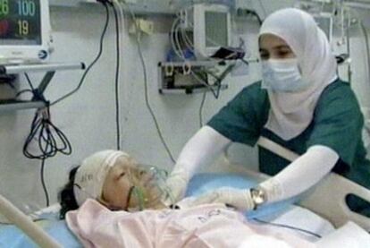 El único superviviente del accidente, un niño de entre ocho y diez años, es atendido en un hospital de Trípoli.