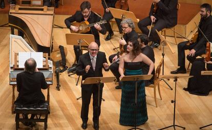 El tenor José Pizarro y la soprano Aurora Peña con Luis Antonio Gonzalez dirigiendo desde el clave, ayer en Zaragoza.