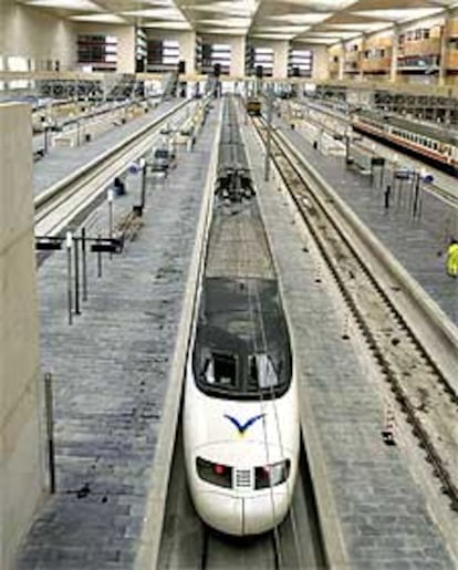 El tren de alta velocidad, a su llegada a la estación de Zaragoza.