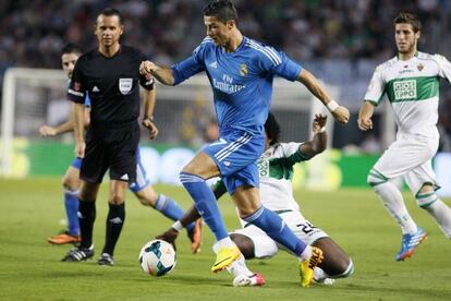 Cristiano se marcha de Carlos S&aacute;nchez ante la mirada de Mu&ntilde;iz Fern&aacute;ndez