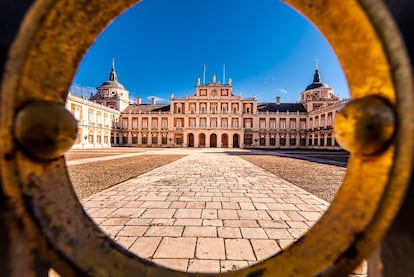 En la vega que forman el Tajo y el Jarama se alza este palacio, entre 111 hectáreas de jardines visitables, que ha servido de residencia de verano de las familias reales desde tiempos de la dinastía de los Austrias, en los siglos XVI y XVII. Hoy sigue siendo una escapada de lo más interesante, particularmente por sus jardines, preciosos en primavera y en otoño, pero siempre apetecibles en cualquier época del año. El Palacio Real de Aranjuez (en la foto, su fachada principal) fue un encargo de Felipe II en 1561, y su construcción se alargó dos siglos. Su decoración nos descubre los gustos del melómano Fernando VI, que ordenó dibujar una lira en un pavimento, o de Carlos III, con su abigarrado gabinete de porcelana. A destacar la sala de fumadores; el salón de espejos, con su prodigioso suelo ajedrezado, o la bóveda con frescos de Luca Giordano descubierta hace una década tras un falso techo. El jardín de la Isla data de la época de Felipe II; el del Rey es de inspiración renacentista italiana y los diseñados por Felipe V son de trazado francés, por lo que un paseo por todos ellos supone un viaje por la historia y la geografía europea. Una visita interesante es el museo de falúas reales, en la casa de marinos levantada cerca del embarcadero del Jardín del Príncipe, en recuerdo de las embarcaciones que componían la flota del Tajo en el siglo XVIII. El Real Sitio y Villa de Aranjuez fue declarado paisaje cultural patrimonio de la humanidad por la Unesco en 2001.