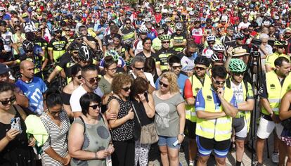 Los ciclistas concentrados este domingo.