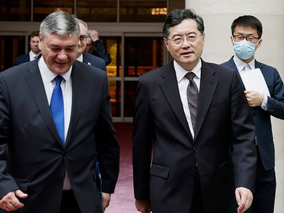 El ministro de Exteriores chino, Qin Gang (derecha) junto al viceministro de Exteriores ruso, Andrei Rudenko, en Pekín este domingo, en una imagen facilitada por el Ministerio de Exteriores chino.
