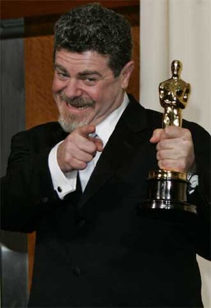 Gustavo Santaolalla con el Oscar por la banda de <i>Brokeback Mountain.</i>