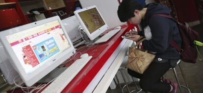 Un joven realiza sus compras online en una tienda. EFE/Archivo