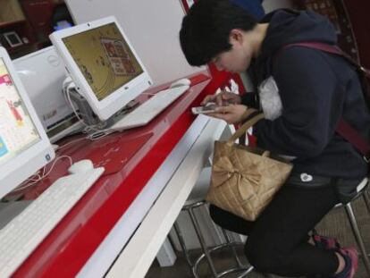 Un joven realiza sus compras online en una tienda. EFE/Archivo