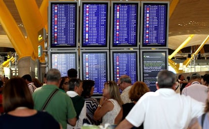 Paneles de informaci&oacute;n sobre los vuelos en el aeropuerto de Barajas. 