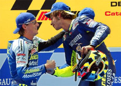 Gibernau, segundo en MotoGP, saluda a Rossi, vencedor. Barberá ganó en 125 y Pedrosa fue segundo en 250.