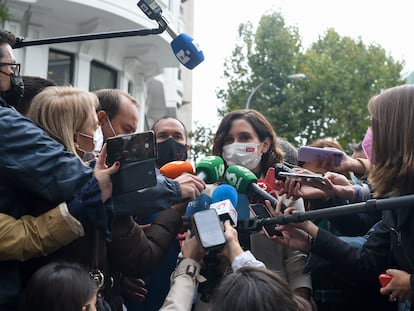 La presidenta de la Comunidad de Madrid, Isabel Díaz Ayuso, responde a los medios a su llegada a la sede del PP.