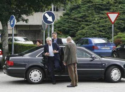 El presidente Emiilo Pérez Touriño, frente a su residencia oficial en Santiago.