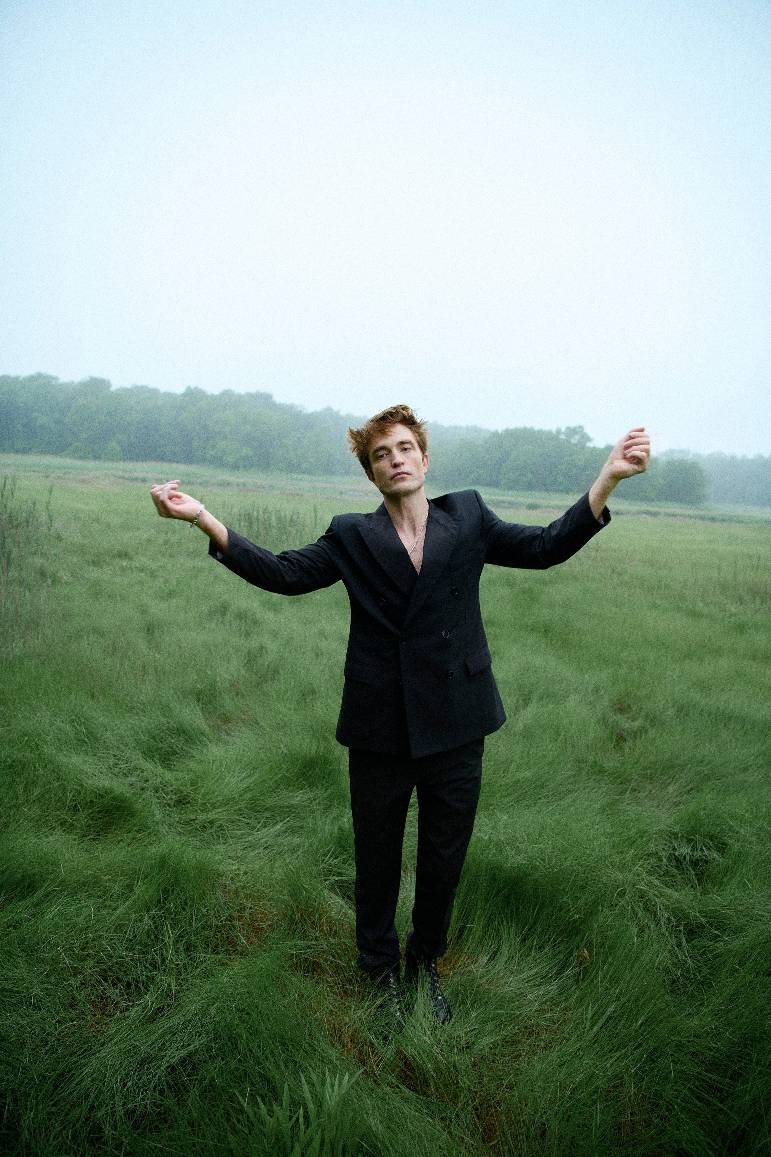 Robert Pattinson posa en exclusiva para ICON vestido con la colección de otoño-invierno de DIOR MEN.