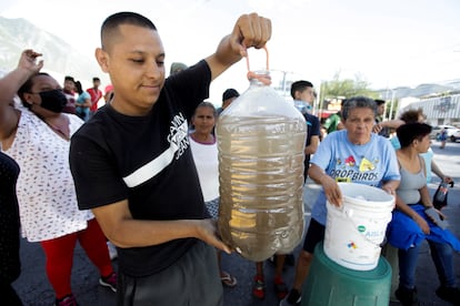 Un hombre muestra durante una protesta la calidad del agua que se distribuye a la población, el 17 de junio de 2022, en Monterrey.