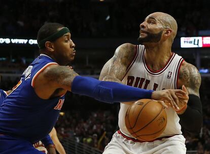 Anthony, de los Knicks, le roba el balón a Boozer, de los Bulls.