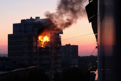  Incendio en un edificio de apartamentos tras un ataque con drones rusos en Kiev, este miércoles.