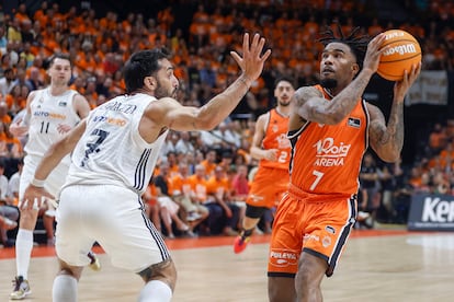 El base del Valencia Basket, Chris Jones (d), con el balón ante el base del Real Madrid, Facundo Campazzo, este miércoles.